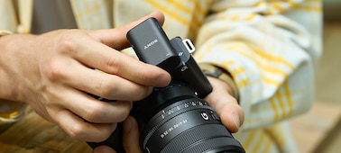 Usage image of the microphone receiver attached to the camera