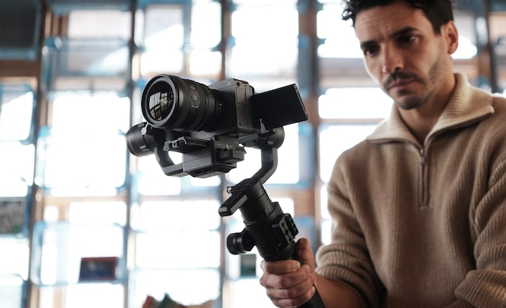 A usage image of with the FX3 on a gimbal, with the FE 24–50mm F2.8 G lens attached