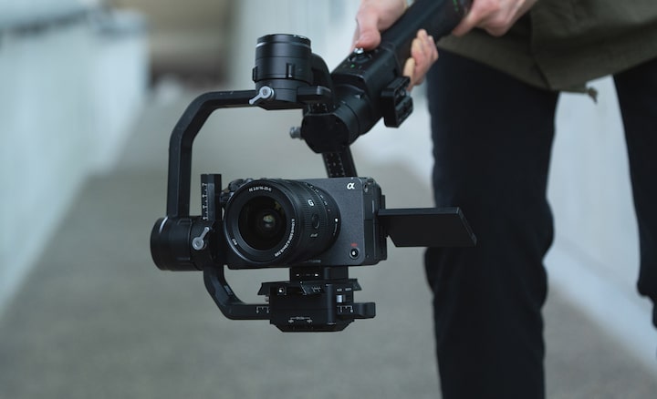 A usage image of the FX3 on a gimbal, with the FE 16–25mm F2.8 G lens attached