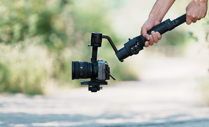 Usage image of with FX3 on a gimbal, with the FE 16–35 mm F2.8 GM II lens attached